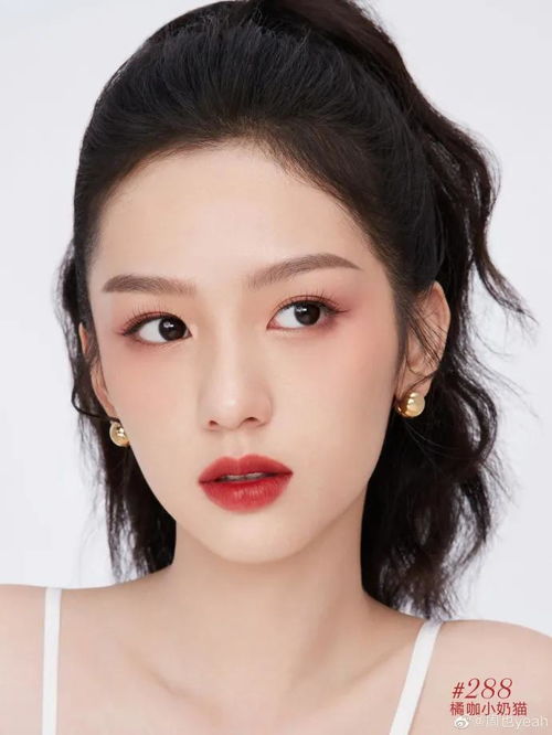 周也演繹魅惑紅唇，雪膚烈焰下的光影藝術(shù)